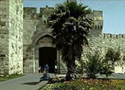 Bab El-Khalil (Jaffa Gate) - Was built in 1538 and it faces onto the road that leads to Hebron. The Arabs therefore call it Bab El-Khalil.